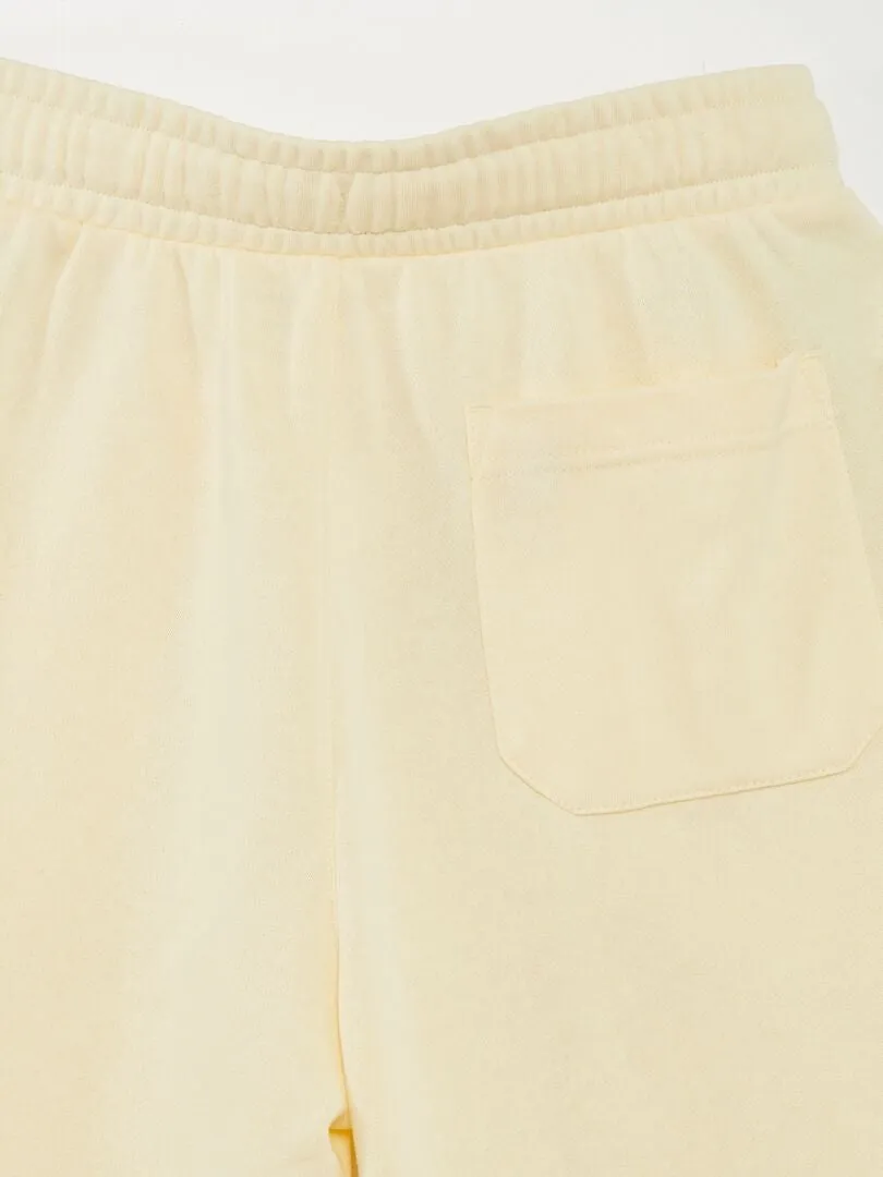 PANTALóN CORTO LIGERO DE CHáNDAL LISO  AMARILLO